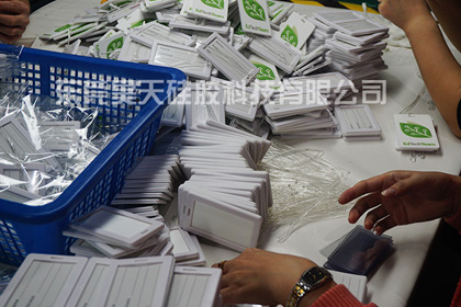 在哪个工厂定做硅胶飞机行李牌效率更快