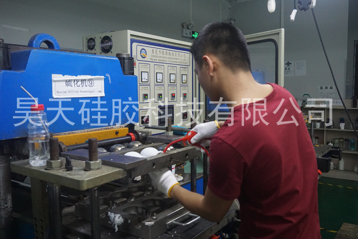 硅胶制品厂配合客户，研发硅胶套新品