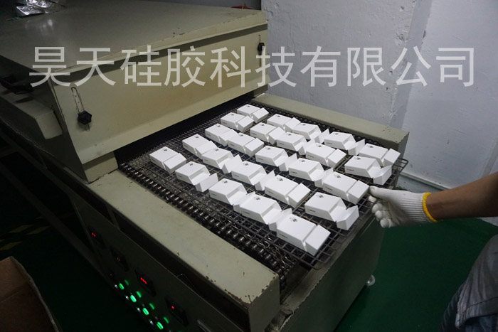 硅胶制品厂提供，硅胶套二次硫化服务
